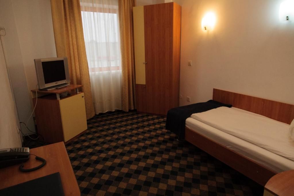 Отель Plus Hotel Крайова