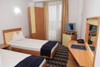 Отель Plus Hotel Крайова Двухместный номер с 2 отдельными кроватями-1